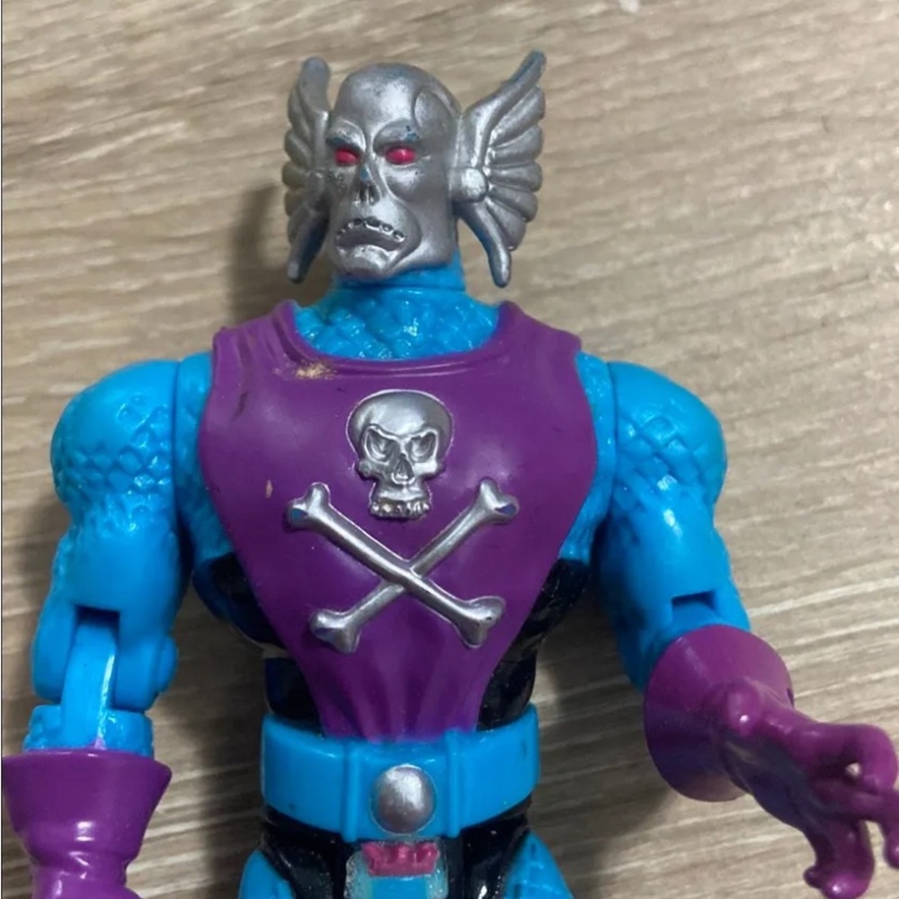 1995 Toy Biz Marvel Dreadknight Iron Man Action Figure with Cape Accessory